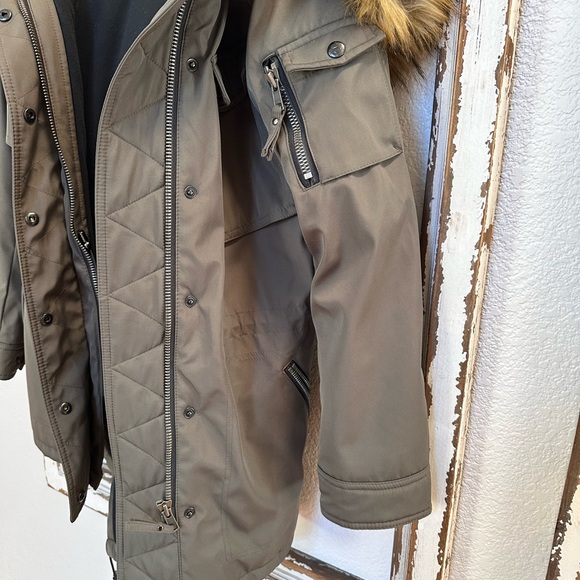 Woman’s winter coat - Picture 3 of 5